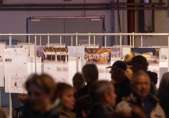Die Ausstellung „Ideen für Theaterräume auf dem Großen Dreesch“ zeigt Ideen von Studierenden der Hochschule Wismar, Foto: Silke Winkler