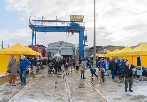 Der Plan, einen Benefiz- und Trödelmarkt zu organisieren, um Spenden für das brandgeschädigte Schweriner Eisenbahnmuseum einzunehmen, ist aufgegangen, und zwar voll.