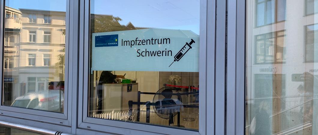 Ab Mittwoch, den 19. Oktober, wird im Impfstützpunkt Schwerin in der Impfsprechstunde ein weiterer neuer Omikron-Booster der Firma Biontech verimpft. Er schützt besser gegen die jetzt dominierenden Subvarianten BA.4 und BA.5.