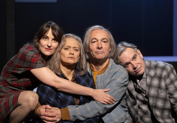 „Sophia, der Tod und ich“ lautet der Titel des vielbeachteten Debütromans von Thees Uhlmann, der vergangenen Sommer in die Kinos kam und nun als Theaterstück in der Schweriner M*Halle des Mecklenburgischen Staatstheaters auf die Bühne kommt.