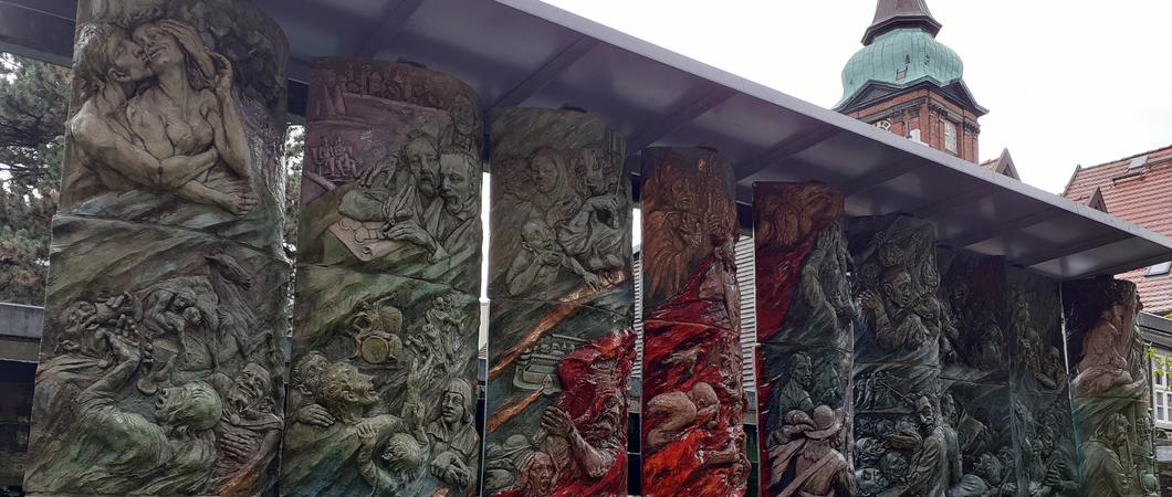 In den Wintermonaten war die die keramische Säule mit 27 Reliefplatten zur Schweriner Geschichte zum Schutz gegen Witterungseinflüsse eingehaust.