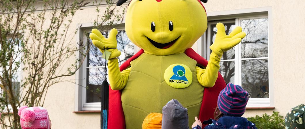 Die Freude war groß, als Fiete endlich den Hof der Kita „Flitzebogen” betrat, Foto: maxpress