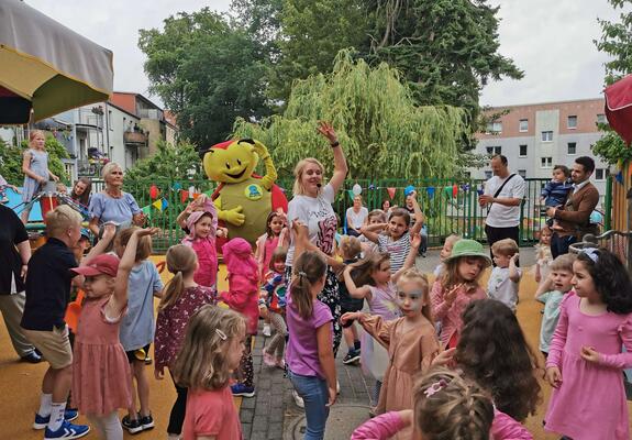Maskottchen Fiete war zum ersten Mal in der Musikkita Rappelkiste zu Gast und tanzte gemeinsam mit den Kindern begeistert Flamenco zu „Olé Olé“, Fotos: maxpress/Janine Pleger