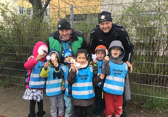 V.l.: Die „Future Kids“ Manissa, Eric, Wincent, Aylin, Ole und Liam haben mit Frederic Batonnet von der Verkehrswacht (hi.l.) und Polizist Stephan Dingler (hi.r.) Dankeschön-Orden verteilt, Foto: Kita gGmbH/Lucas Rehbach