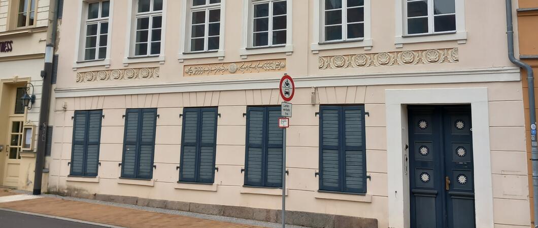 Mitten in der Schweriner Altstadt, nur wenige Minuten vom Stadtzentrum entfernt, steht ein denkmalgeschütztes Gebäude mit bewegter Vergangenheit.