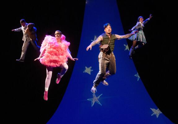 Mit „Peter Pan oder das Märchen vom Jungen, der nicht erwachsen werden wollte“ startet das Familienstück zur Vorweihnachtszeit am 22. November 2023 um 10 Uhr im Großen Haus des Mecklenburgischen Staatstheaters.