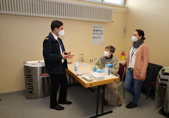 Schwerins Impfmanager Dr. Stephan Jakobi bei der Besprechung mit einem Impfteam