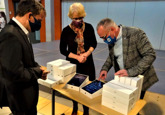 Der KSM-Vorstand und Schwerins Oberbürgermeister Rico Badenschier übergaben am heutigen Donnerstag die ersten 30 Tablets an Vera Arndt, die Leiterin der Integrierten Gesamtschule Bertolt Brecht.