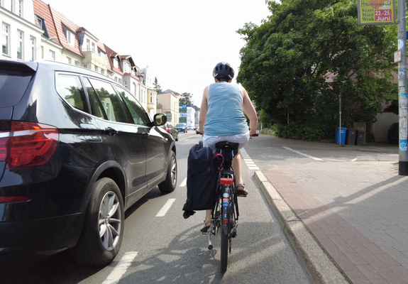 Seit 2020 gibt es einen Mindestabstand beim Überholen von Kfz zu Radfahrern. Innerorts sind es 1,5 Meter, außerorts sogar 2 Meter. Das hat sich noch nicht überall herumgesprochen. In Schwerin halten sich erstaunlich viele Taxi- oder Busfahrer nicht daran