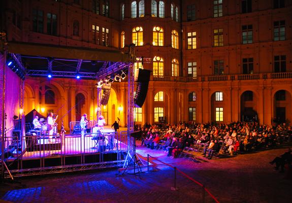 In der Reihe „AufgeSCHLOSSen – eine Bühne für MV“ ist im September das Soziokulturelle Zentrum „DER SPEICHER“ mit verschiedensten Formaten Zu Gast in der malerischen Kulisse des Schlossinnenhofs.