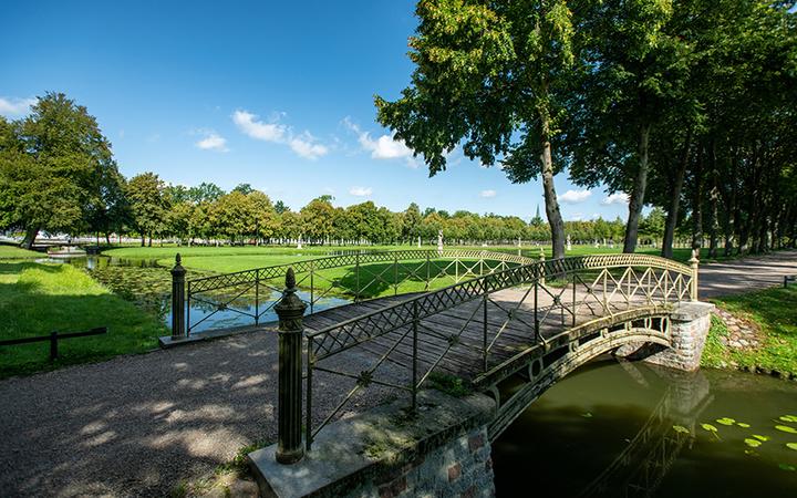 Schwerin-Bruecke-im-Schlossgarten c maxpress content 6