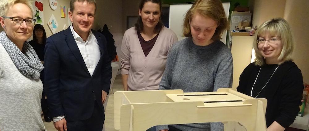 Nadine Goldmann (vorn) zeigt dem Oberbürgermeister (2.v.l.) an diesem Holzrahmen, auf dem ein Tablet befestigt werden kann, wie ein Stop-Motion-Film entsteht