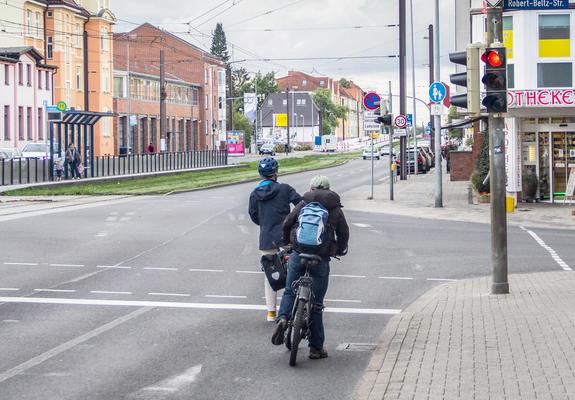 „Mehr Platz fürs Rad – Radstreifen Lübecker Straße jetzt!”, forderte Arndt Müller von den Grünen auf der Stadtvertretersitzung im gleichlautenden Antrag.