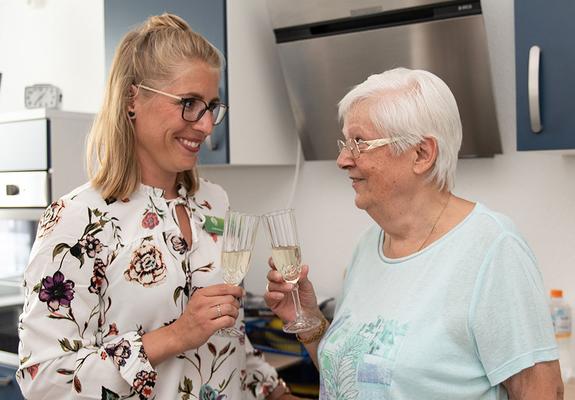 Mieterin Ingrid Scharf hat den Sekt kalt gestellt. Am 30. Juni ist sie in ihre neue Wohnung in der Edgar-Bennert- Straße gezogen.