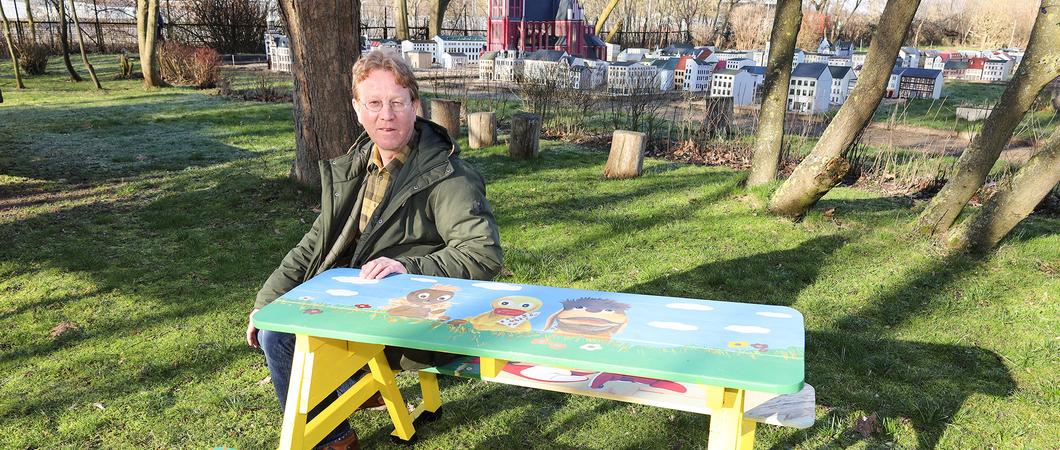 In der Werkstatt riecht es nach Farbe und Holz. Überall stehen Modellteile von Gebäuden aus der Schweriner City – hier ein Stück Schloss, ein paar Schritte weiter zum Beispiel das alte Telegrafenamt.