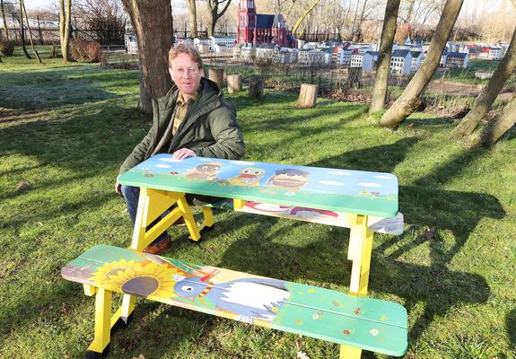 In der Werkstatt riecht es nach Farbe und Holz. Überall stehen Modellteile von Gebäuden aus der Schweriner City – hier ein Stück Schloss, ein paar Schritte weiter zum Beispiel das alte Telegrafenamt.
