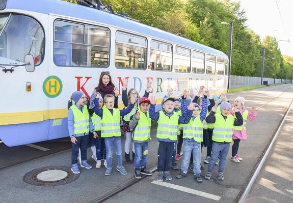 Damit der Weg für die Kinder zur Schule sicher gelingt, besuchen sie den Nahverkehr | Foto: NVS