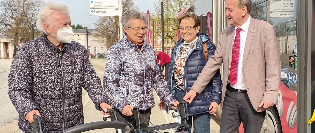 Teilnehmer üben vor allem das Ein- und Aussteigen aus Bus und Straßenbahn | Foto: NVS