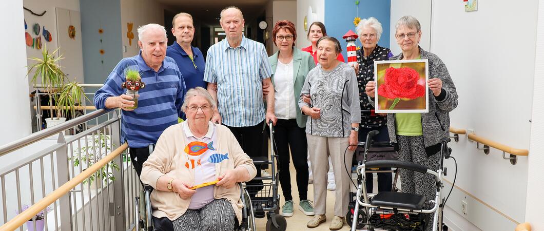 Das moderne Haus der AWO mit der großen Fensterfront spendet viel Licht und strahlt im Inneren Gemütlichkeit aus. Das Seniorenzentrum hat 72 komfortable Einzelzimmer und bietet den Bewohnern ein Zuhause mit viel Zuwendung und Platz für Hobbys.