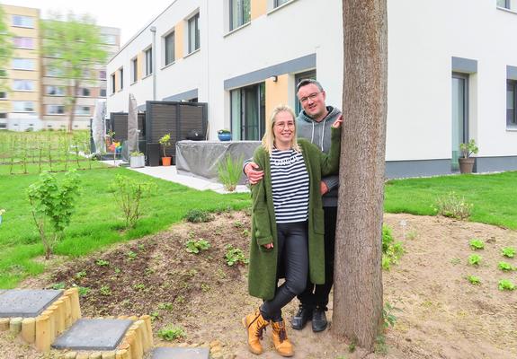 Die Günnels sind angekommen: Im Februar zogen sie aus einer Dachgeschosswohnung am Obotritenring in ein Reihenendhaus in der nagelneuen Wohnanlage „Lindenhof “ auf dem Großen Dreesch. Seitdem genießt die Familie die vielen Vorzüge in ihrem neuen Umfeld.