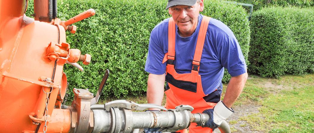 Mit drei Fahrzeugen sind die Mitarbeiter der Grubenentsorgung seit April zu Kleingärten in der Landeshauptstadt unterwegs. Vor Ort saugen sie Schmutzwasser ab und tragen so zu einem unbeschwerten Sommer der Hobbygärtner bei.