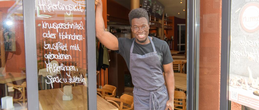 Samba Barrie ist engagierter Auszubildender im Altstadtbrauhaus, Foto: maxpress
