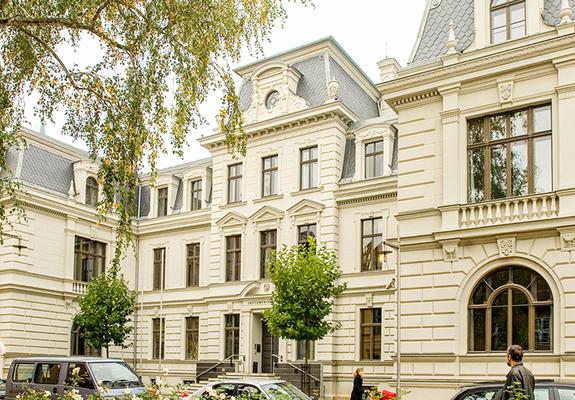 Das prächtige Palais befindet sich in der Puschkinstraße – der früheren Königstraße – zwischen der Schloßstraße und dem Schelfmarkt oberhalb des Pfaffenteichs. 1708 begann dort alles mit dem Kauf des Grundstücks.