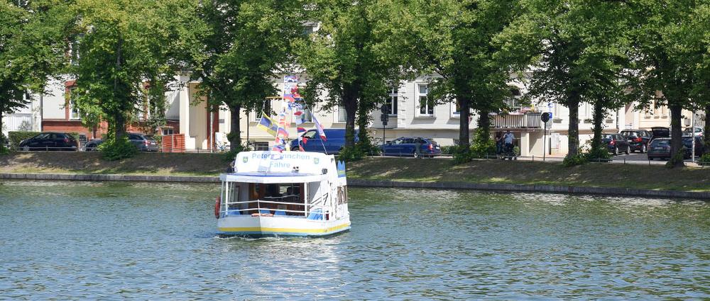 Seit jeher ist der Pfaffenteichkreuzer eine beliebte Unternehmung für Familien und Gäste der Landeshauptstadt. Im vergangenen Jahr wurden 12.468 Fahrgäste gezählt, Foto: NVS