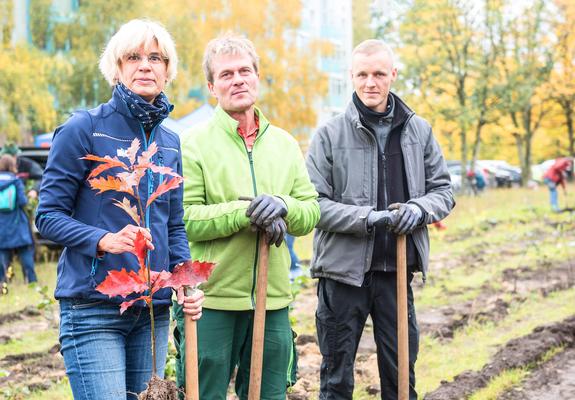 Manuela Friedrich, SWG-Mitarbeiter und Angehörige pflanzen den Klimawald