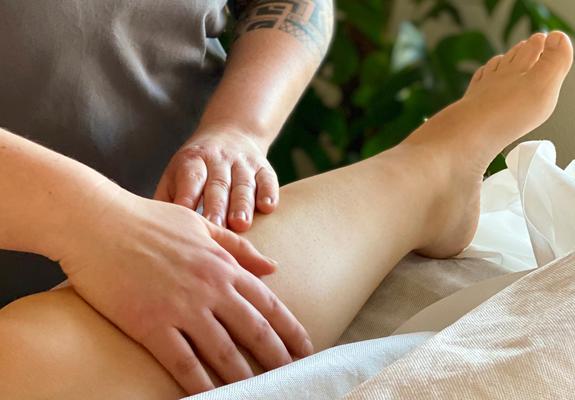 Die Lymphdrainage ist aus dem Bereich der physiotherapeutischen Behandlungen nicht mehr wegzudenken. Aber ist die Therapie wirklich immer so wirkungsvoll wie angenommen? Dieser Frage ist das Team der Lymphprofis Schwerin kritisch nachgegangen.