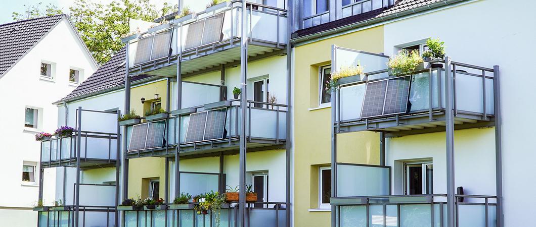 Selber Energie erzeugen und damit auch noch Geld sparen: Was auf Hausdächern schon gängige Praxis ist, wird auch für Balkoninhaber immer attraktiver. Die Experten von alupor gehen mit der Zeit und planen verstärkt mit energieeffizienten Solarkollektoren