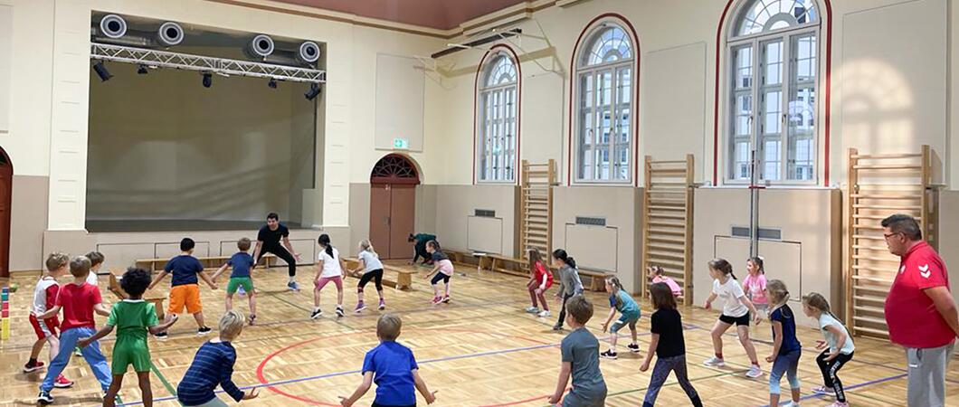 Mit dem Start ins neue Schuljahr sind die ersten Tests für Mädchen und Jungen an den Schulen bereits durchgeführt worden. Jetzt organisieren Paten Überraschungsbesuche in den Schulen in und um Schwerin.
