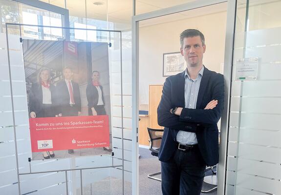 Christian Nerius (Foto), Leiter des Geschäftsstellenverbundes Ludwigslust, gibt einen Einblick in die derzeit offene Stelle der Gruppenleitung für Privatkundenberater