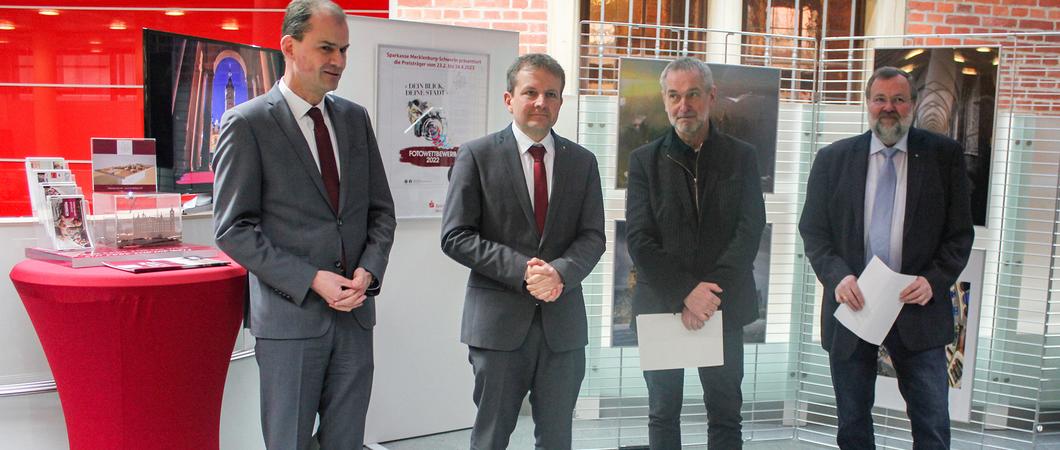 Ganz neue Blicke auf die Landeshauptstadt bietet die Ausstellung „Dein Blick, deine Stadt“ in der Filiale am Marienplatz. Die Fotos entstanden in einem Wettbewerb des Fördervereins Welterbe Schwerin und zeigen Gebäude des Residenzensembles