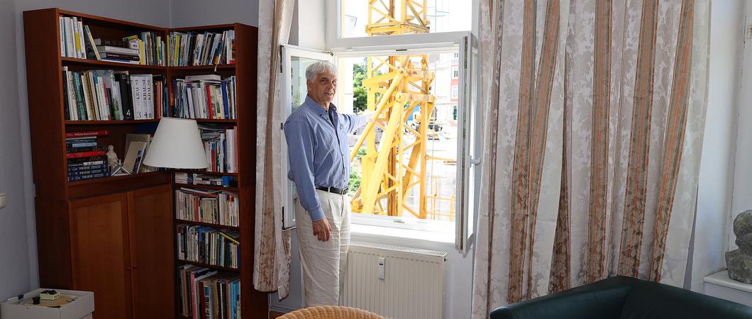 Besonders wenn es sehr warm ist und die Fenster zum Lüften weit offenstehen, spürt Thomas Helms die Bauarbeiten vor seinem Haus hautnah. Wie viele andere Anwohner hat er sich jedoch an die Baustelle gewöhnt.