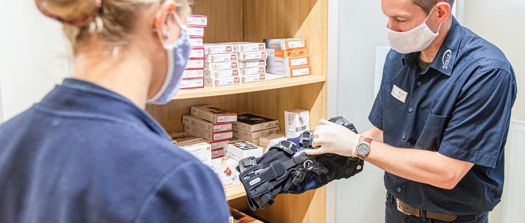 STOLLE-Fachberater Mirco August-Budzier erklärt einer Kundin das Entlastungs- und Stabilisierungssystem der GenuTrain OA