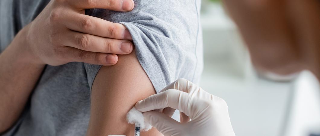 Wo können Interessierte sich gegen Corona oder Influenza impfen lassen? Wo ist ein Coronatest möglich? Helios hat die Antwort: In rund 150 Helios Einrichtungen in ganz Deutschland bietet das Unternehmen Bürgern Impfungen und Schnelltests an.