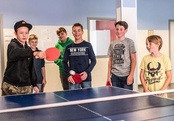 Lust auf Spaß, Bewegung und ein kleines Match mit den Freunden? In der großen Pause ist an der Tischtennisplatte immer viel los
