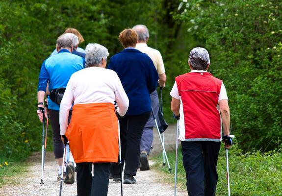 Beim Nordic Walking kann das schöne Gelände erkundet werden, Foto: Adobe Stock/ Daniel Etzold
