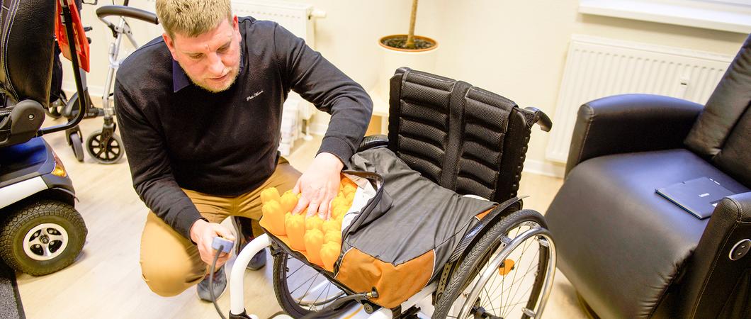 Langes Sitzen kann auf Dauer für jeden unbequem sein. Wer jedoch auf einen Rollstuhl angewiesen ist, dessen Körper ist ganz besonderer Belastung ausgesetzt.