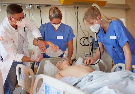 Wenn ein Patient kollabiert, ist eine Notfallversorgung erforderlich: Nikolas Ahlwes, Daria Edwina Brandstetter und Lina Helena Katharina Hansen (v. li.) üben den Ernstfall, Fotos: Oliver Borchert