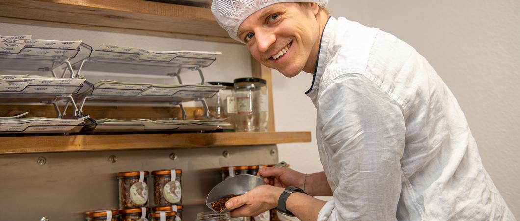 Als Basis dienen Schalenfrüchte und Saaten, geröstet in etwas Kokosöl und Agavendicksaft, mit einem Hauch echter Vanille und naturreinem Meersalz