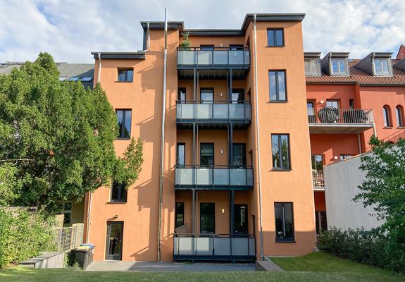 Drei Meter hohe Decken, Wohnflächen von bis zu 129 Quadratmetern, dazu ein Aufzug, Balkone und ein Garten – die Arsenalstraße 15 bietet hinter ihrer terrakottafarbenen Fassade eine gelungene Mischung aus Altbauelementen und zeitgemäßer Ausstattung.
