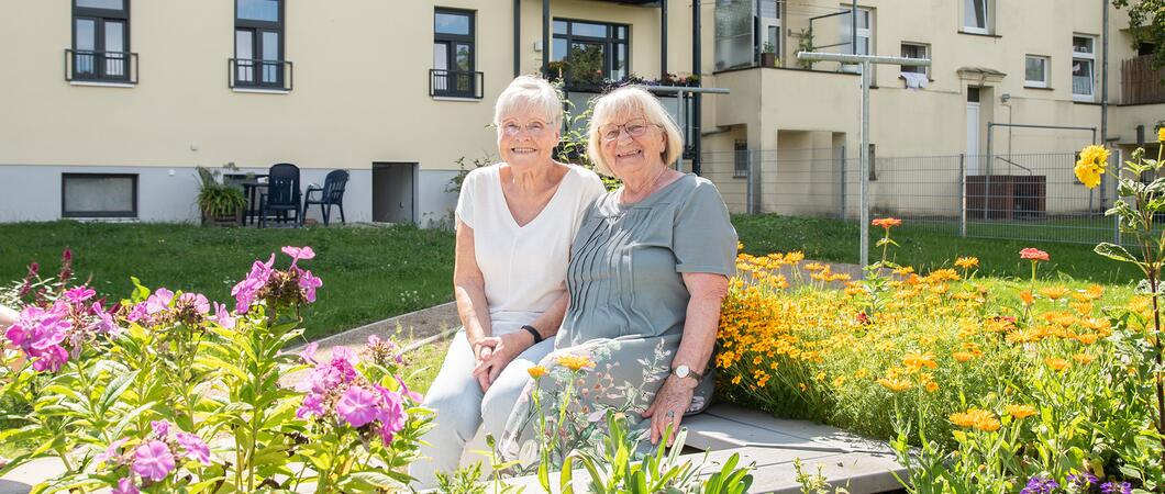 Auf dem Hinterhof der Robert- Beltz-Straße summt und brummt es. Hier stehen Ringelblumen, Phlox und Sommerflieder in voller Pracht und locken Bienen und Schmetterlinge an.