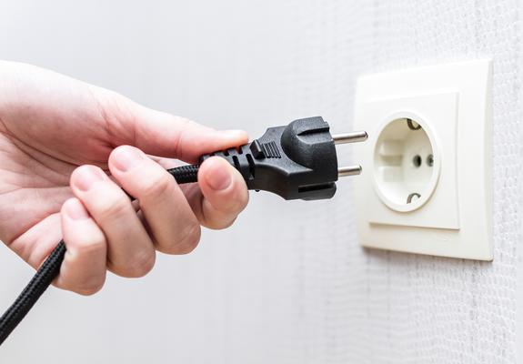 Die regelmäßige Überprüfung von Elektro-Installationen ist wichtig – gerade in Zeiten, in denen sich viele Menschen vermehrt zu Hause aufhalten und ihre Geräte intensiver nutzen.