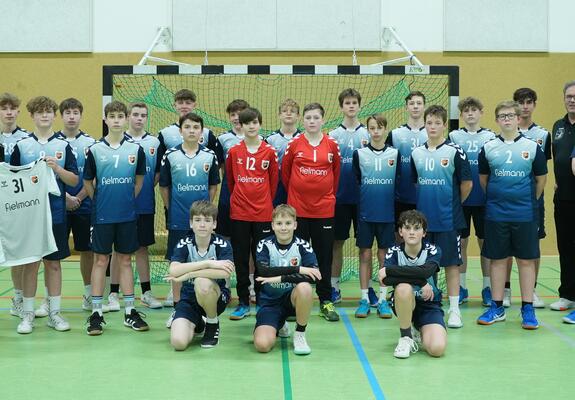 Allen Grund zum Strahlen hat die Handballjugend des ESV Schwerin über das Engagement von Fielmann. Deutschlands größter Augenoptiker schenkt der jüngeren C- und B-Jugend je einen neuen Trikotsatz.
