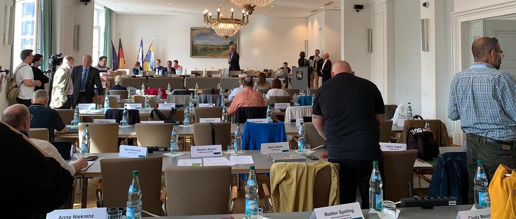 In einer Sondersitzung der SPD-Stadtfraktion diskutierten die Stadtvertreterinnen und -Vertreter der Sozialdemokraten den Dringlichkeitsantrag über den Widerspruch des Innenministeriums zur Wahl von Karin Müller als Beigeordnete und 2. Stellvertreterin de
