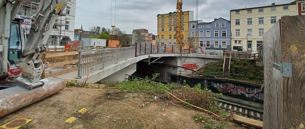 Die Landeshauptstadt und die Stadtwerke nutzen eine bei der Deutschen Bahn beantragte knapp dreiwöchige Sperrpause des Bahnverkehrs, um die Bauarbeiten an gleich drei wichtigen Brückenbauwerken voranzutreiben.