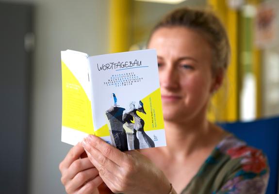 Bereits mehr als zwei Jahre ist es her, dass der erste „Worttagebau” erschienen ist. Damals entwickelten einige Künstler Schwerins, darunter Hannah Lenz, Manfred Truhn sowie Evelyn und Egbert Buchberger, die Idee des kleinen Lyrik-Heftes.