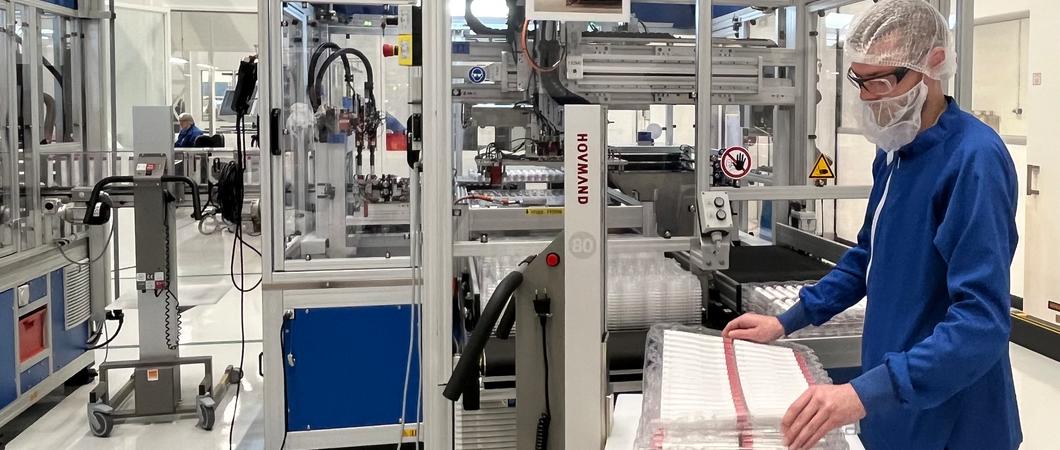 Ein Mitarbeiter entnimmt und kontrolliert fertige Pens aus der Anlage, die vollautomatisch auch Autoinjektoren herstellt, Fotos: Ypsomed